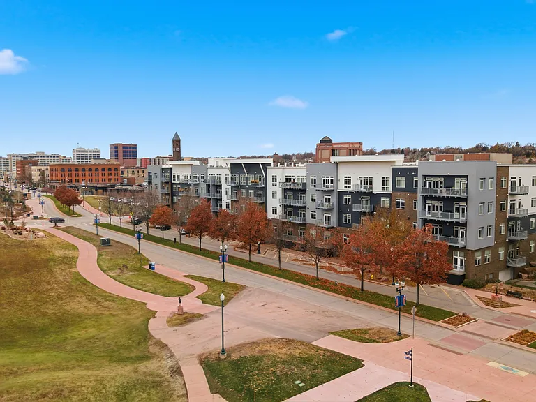 Phillips Avenue Lofts — Photo 9