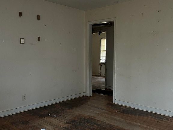 4th image of 825 Bellwood Ave