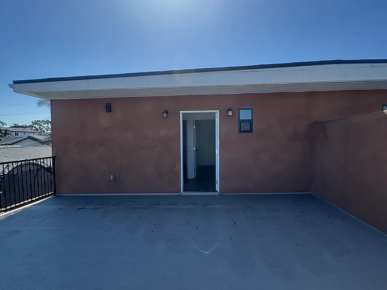 11604 S San Pedro St #3 — Photo 1