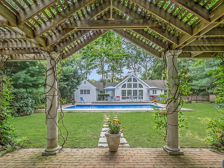 39 Roxbury Ln — Photo 8