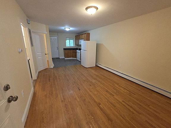 4th image of 247 Washington St