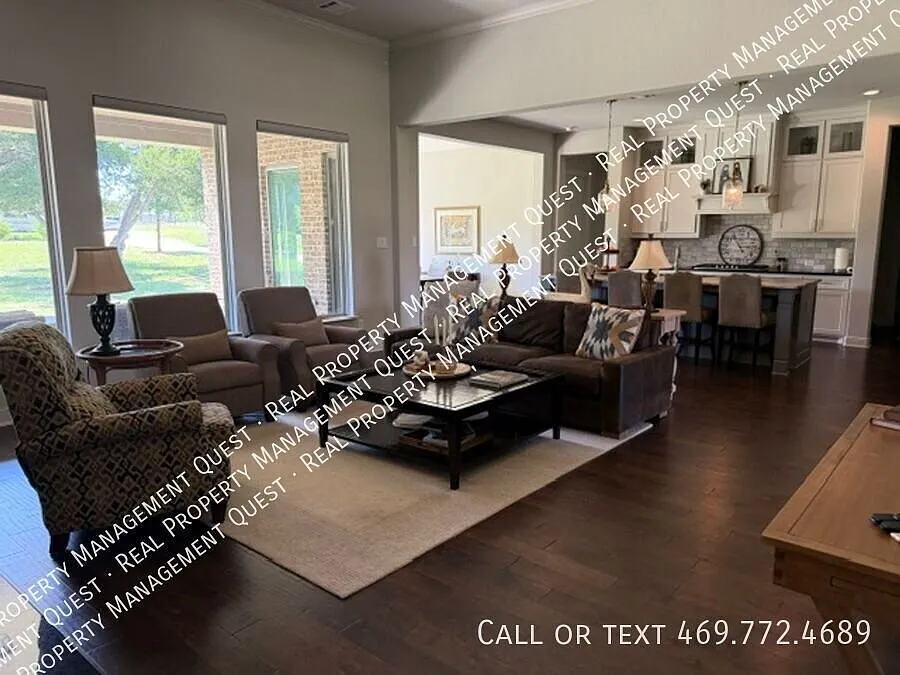 Beautiful home on a large lot — Photo 3