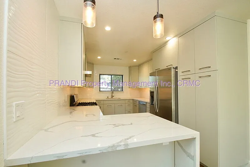3 bed, 2.0 bath, 1016 sqft, $4,650 — Photo 4
