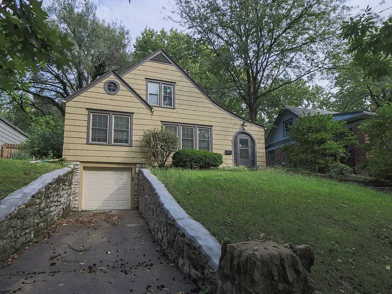 224 E Winthrope Rd — Photo 18