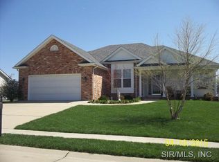 124 Oakshire Dr E, Glen Carbon, IL 62034