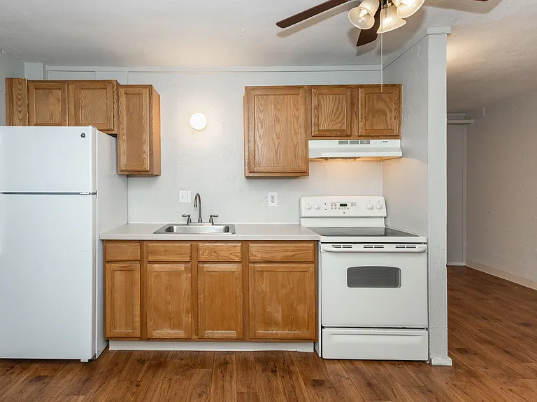 Skylark Apartments — Photo 43