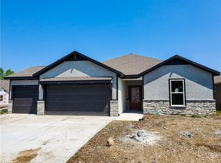 1922 Creek View Ln, Raymore, MO 64083