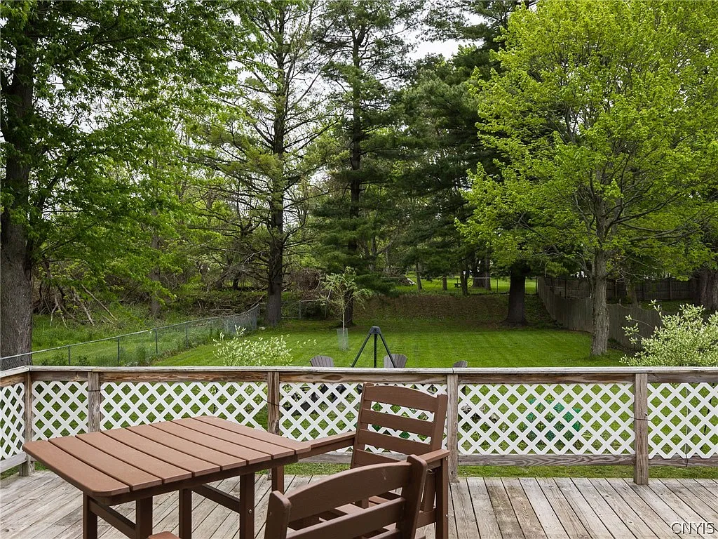 3 bed, 2.0 bath, 2104 sqft, $2,400 — Photo 2