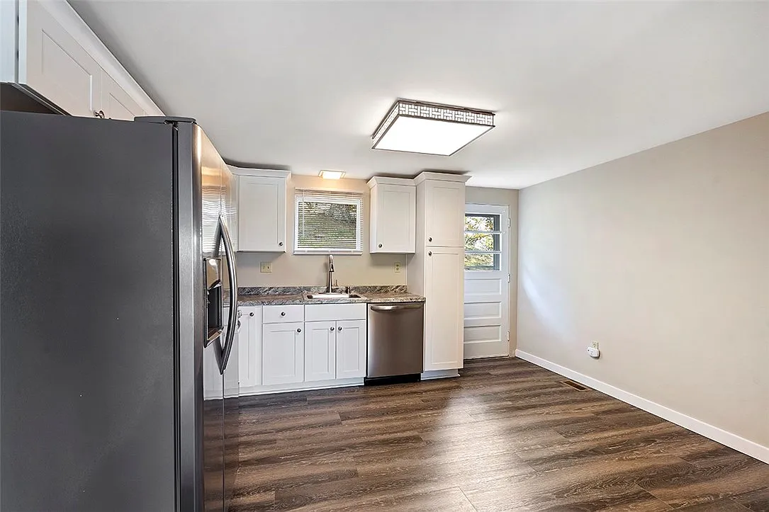3 bed, 1062 sqft, $2,000 — Photo 4