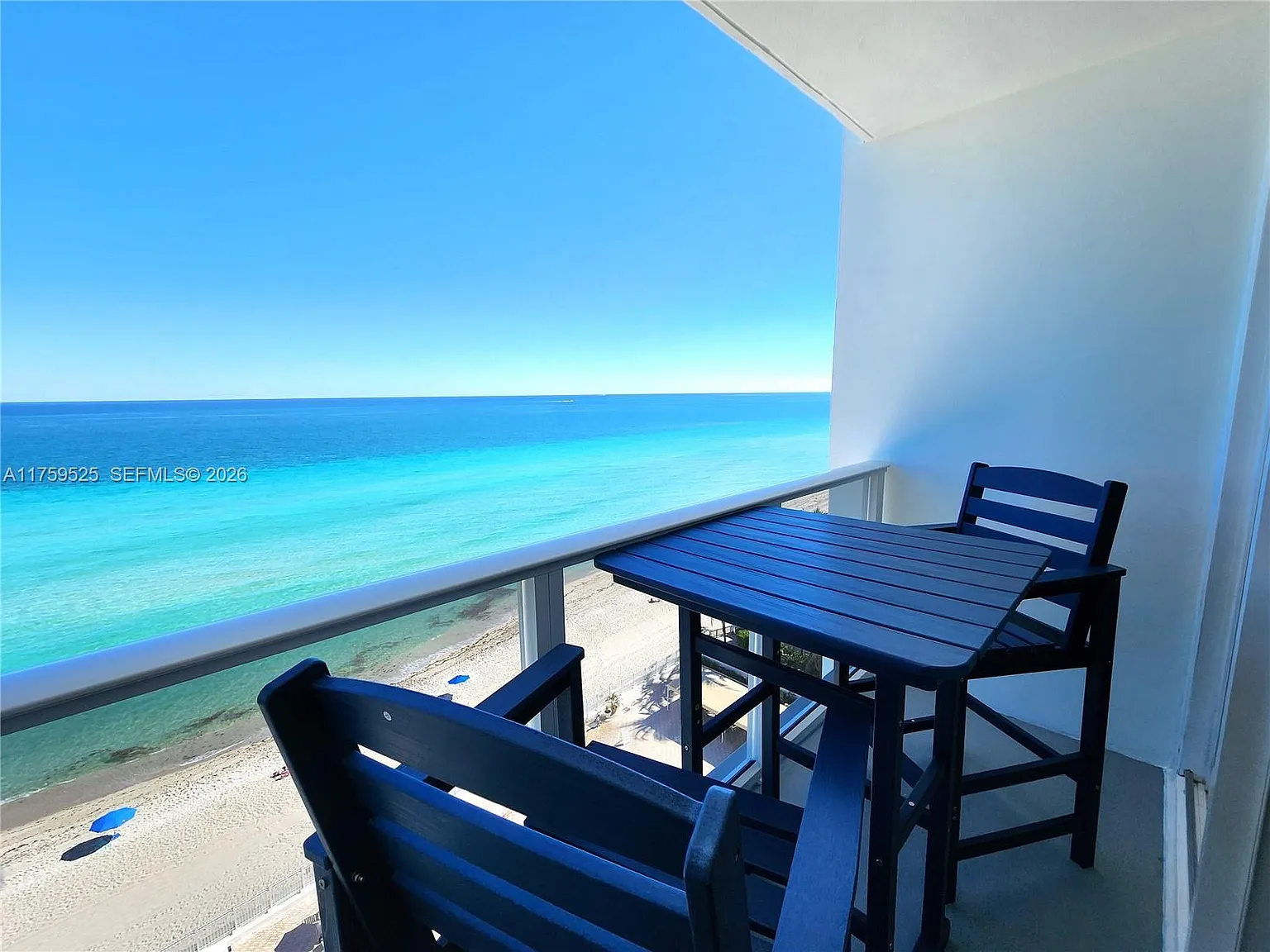 Alexander Towers Condo — Photo 4