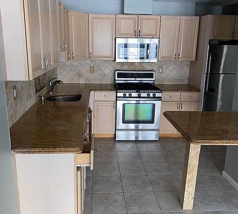 5th image of 327 W Broadway