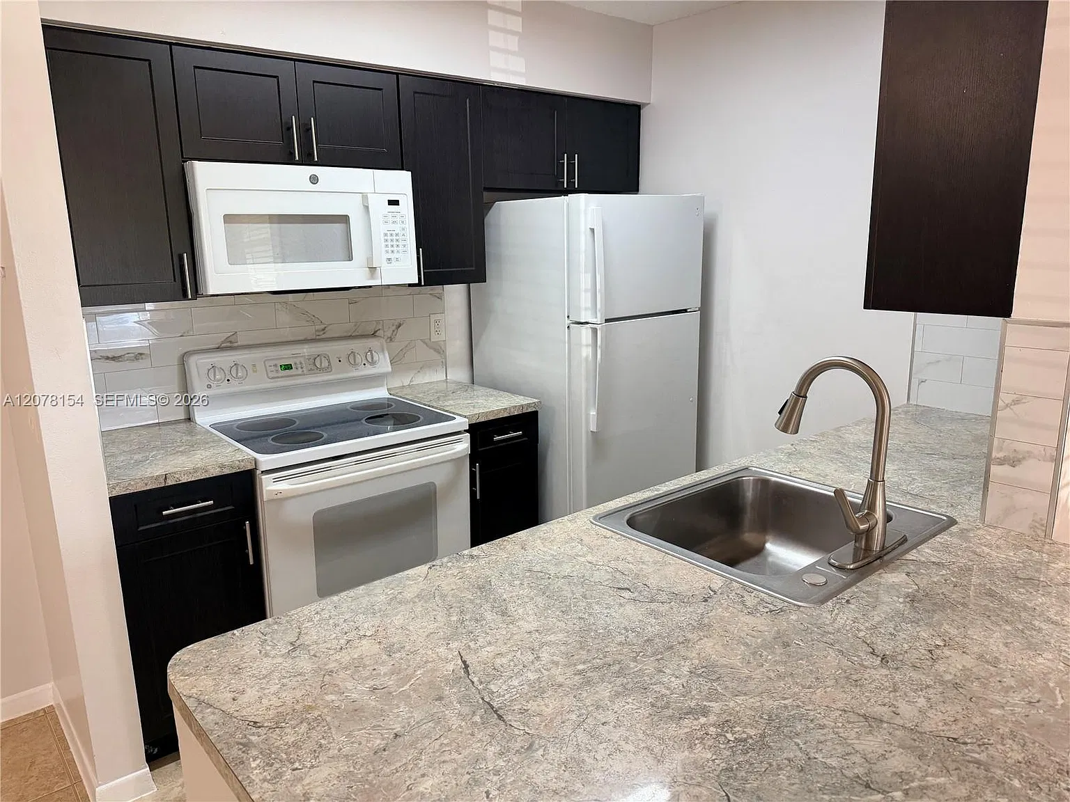 Bella Grand Condo — Photo 1