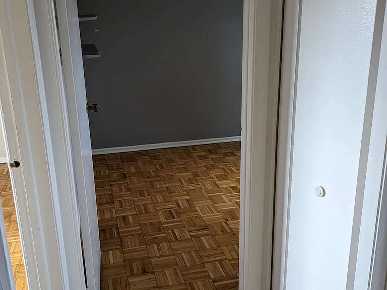 17W764 Standish Ln — Photo 25