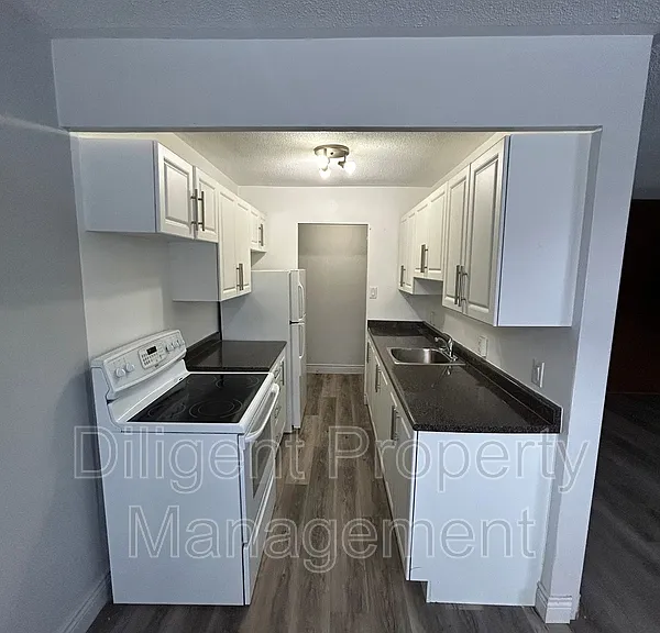 200 Park Rd N #101 — Photo 1