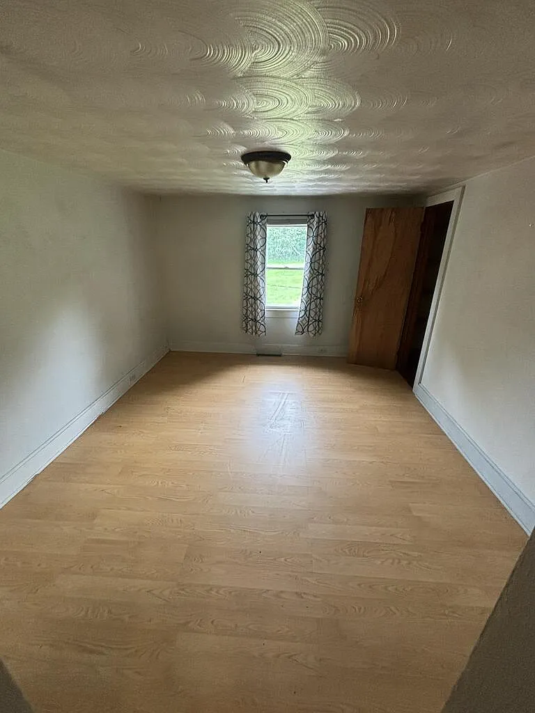 3 bed, 1.0 bath, 1290 sqft, $1,100 — Photo 3