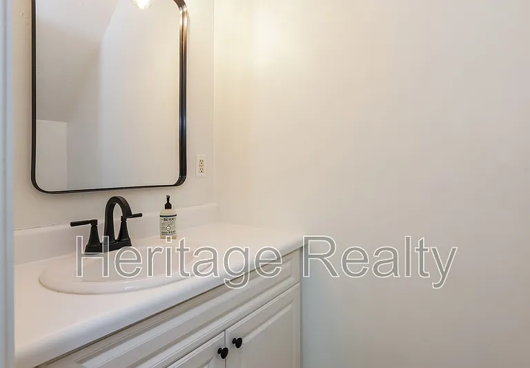 2574 Kenilworth Ln — Photo 5