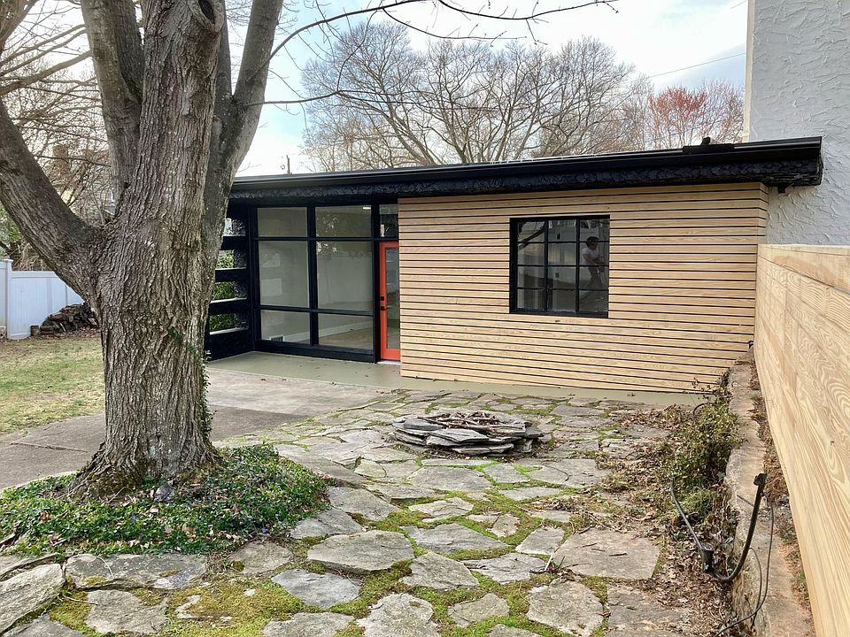 Private fully fenced garden and back yard