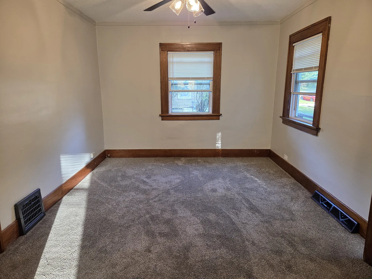 500 35th Street NE — Photo 2