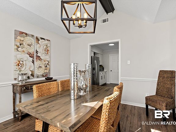 4th image of 9520 Oak Forrest Dr