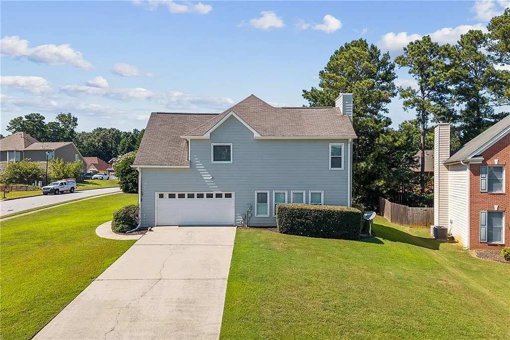 4 bed, 2.5 bath, 2706 sqft, $2,600 — Photo 3