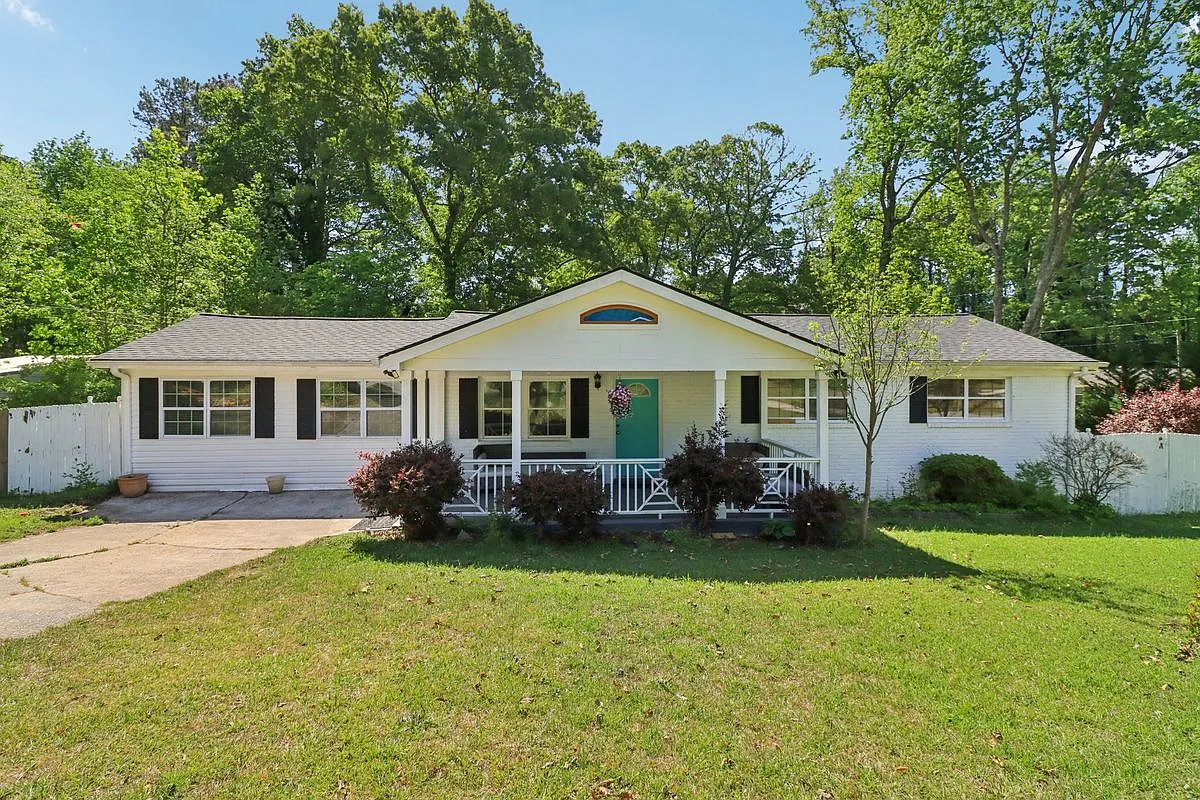 3 bed, 2.0 bath, 2026 sqft, $1,750 — Photo 1