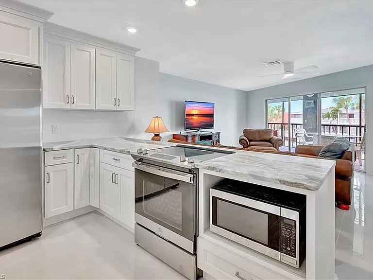 5111 Manor Ct #7 — Photo 1