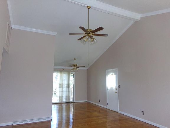 3rd image of 122 Starmont Dr