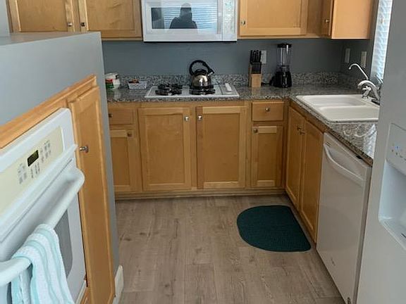 4th image of 79 E Agate Ave