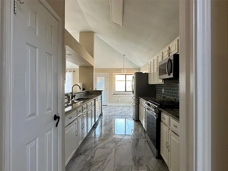 3925 Capricorn Ct — Photo 12