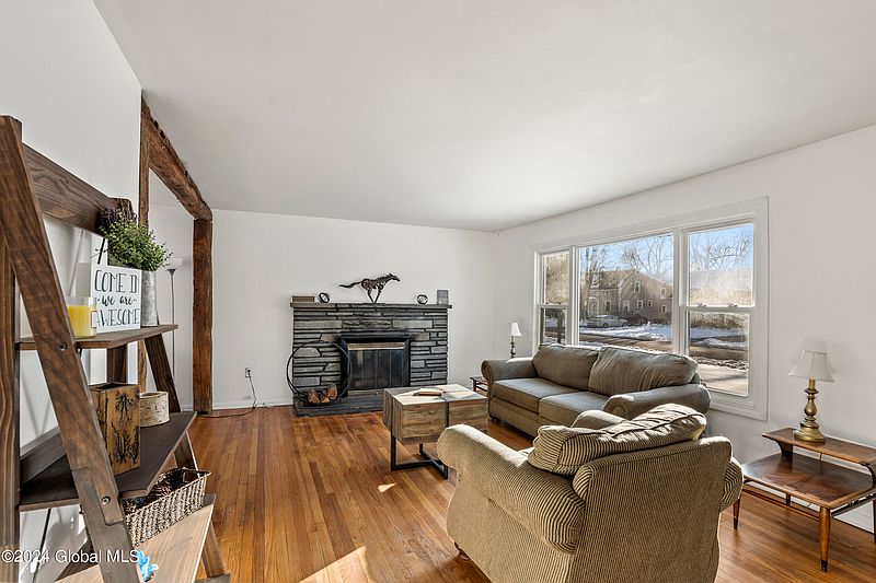 3rd image of 1524 Clifton Park Road