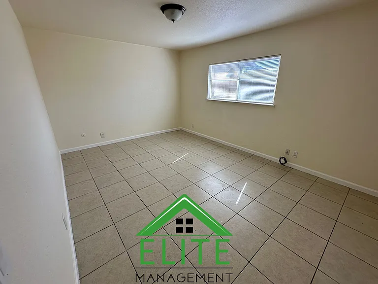 8023 Montgomery Dr — Photo 9