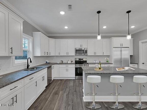4th image of 102 Backfield Drive