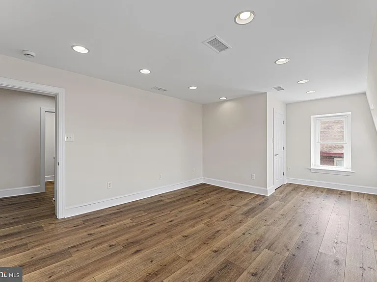 116 E King St — Photo 18