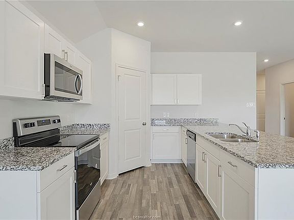 4th image of 5517 Fox Bluff Dr