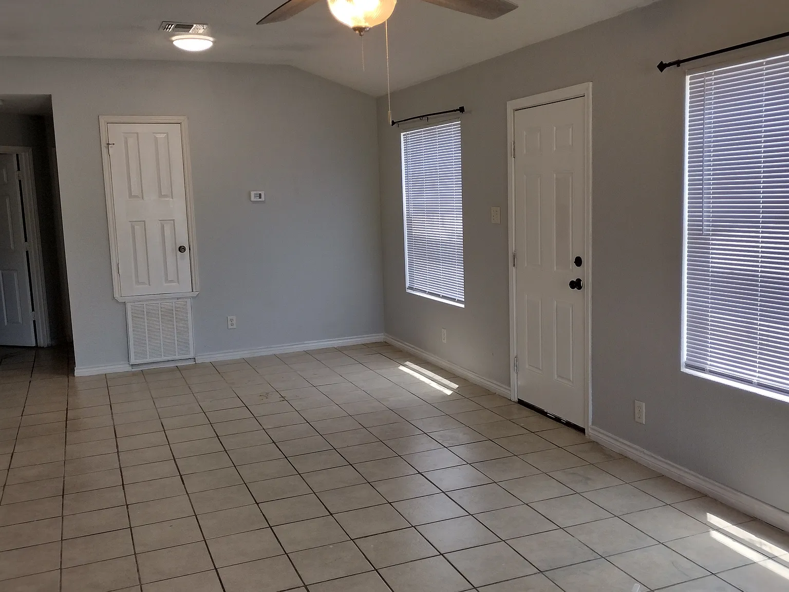 2 bed, 1000 sqft, $1,200 — Photo 2
