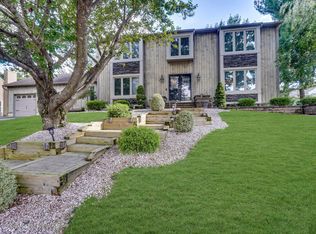 8 Crossridge Cir, Marlboro, NJ 07746
