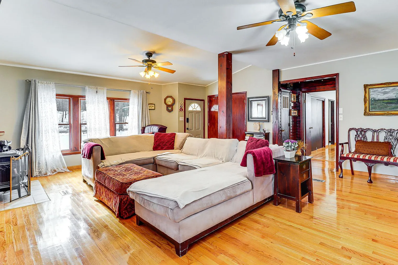 6 bed, 2.0 bath, 2389 sqft, $4,107 — Photo 2