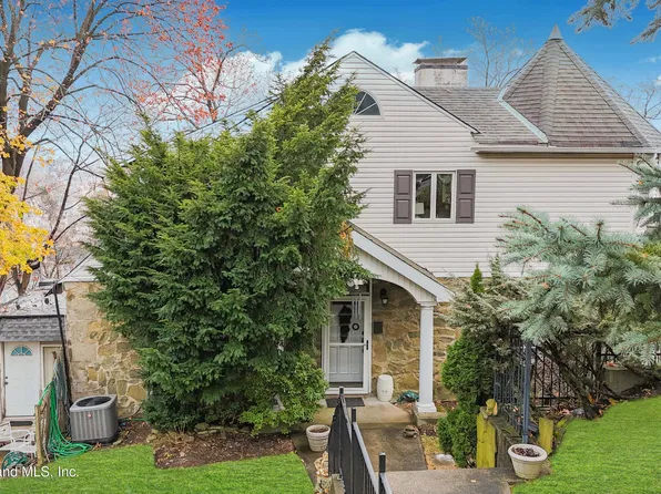45 E Loop Rd, Staten Island, NY 10304