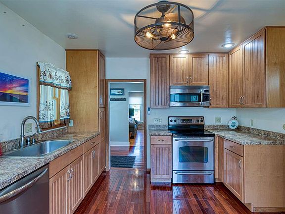 3rd image of 1002 Leelanau Ave