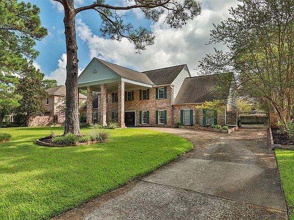 The convenient circular driveway makes guest parking a breeze
