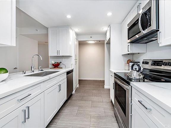 4th image of 600 W 9th St APT 215