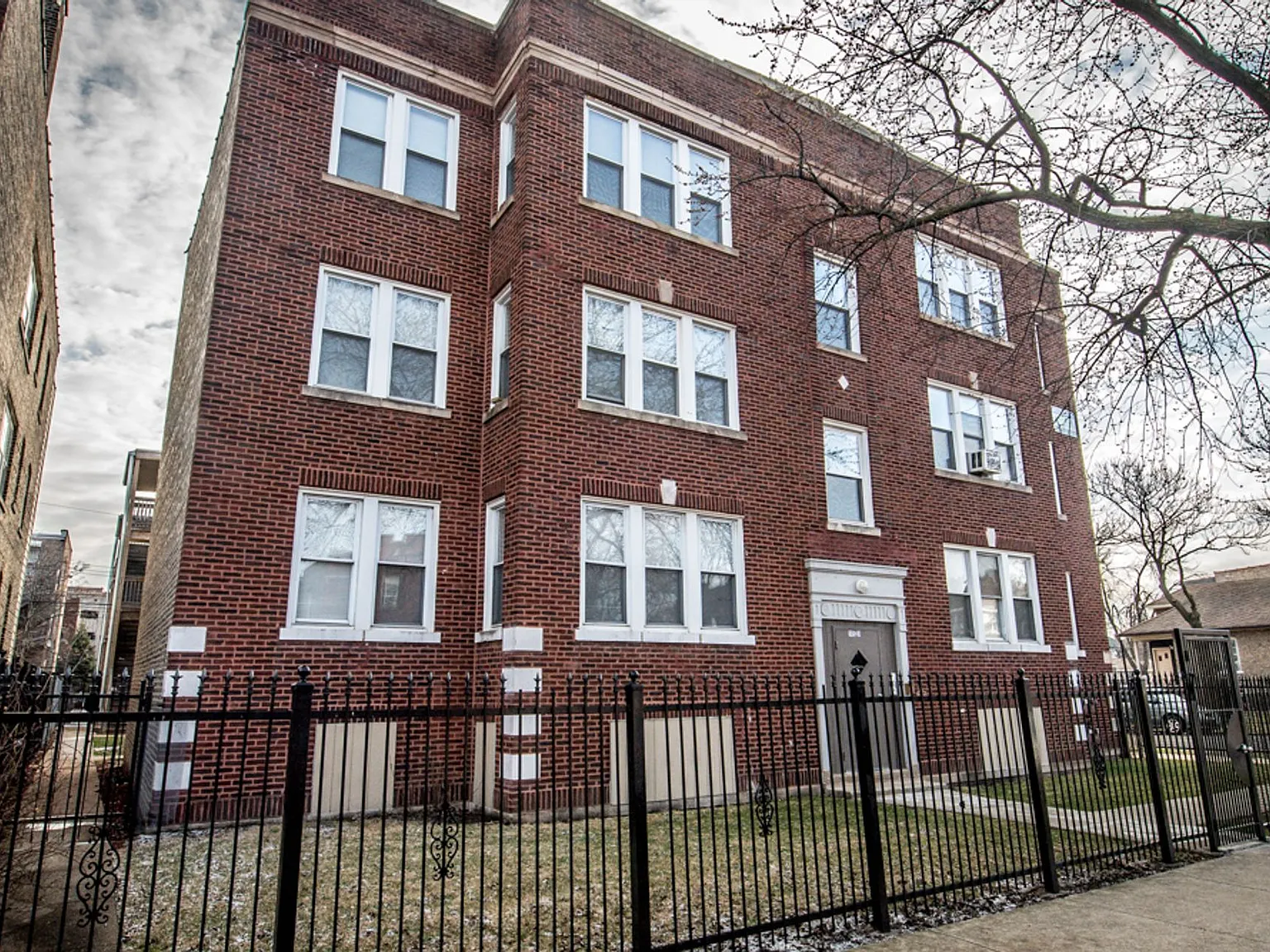 1101 N LeClaire — Photo 2