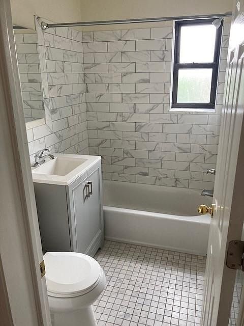 1st image of 237 Larchmont Ave APT 3B