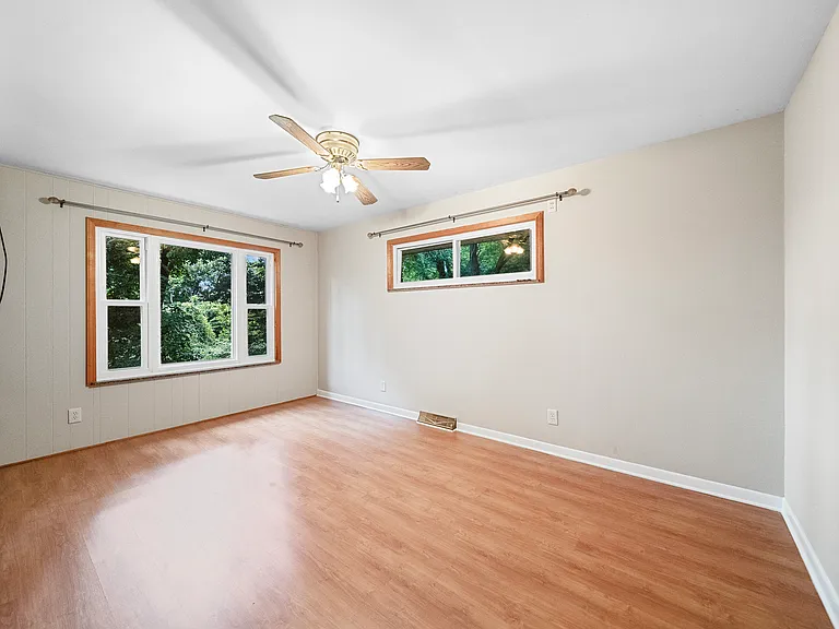 162 Osborne St — Photo 10