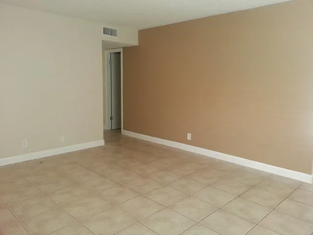 Great 2 Bedroom Udpated Unit! — Photo 3