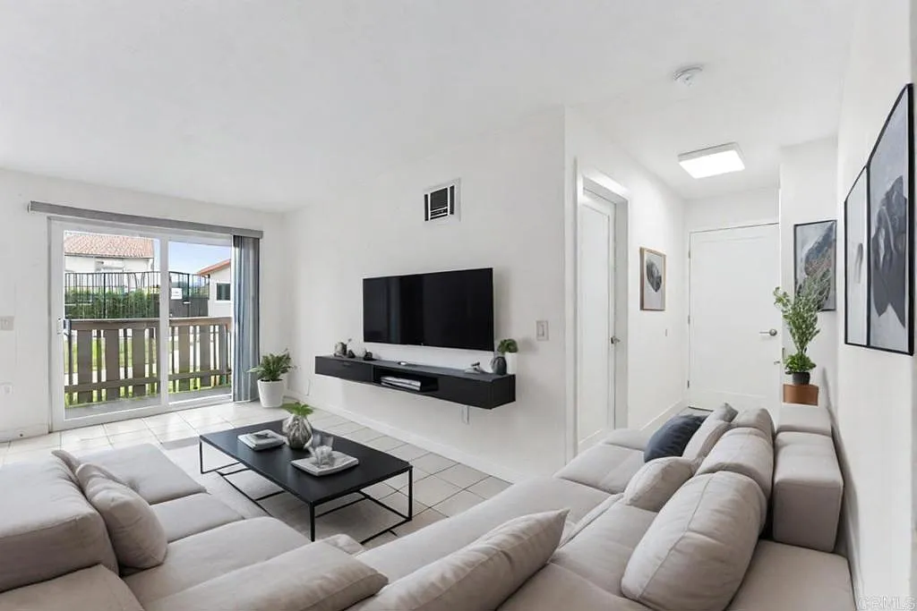 1 bed, 636 sqft, $2,200 — Photo 1