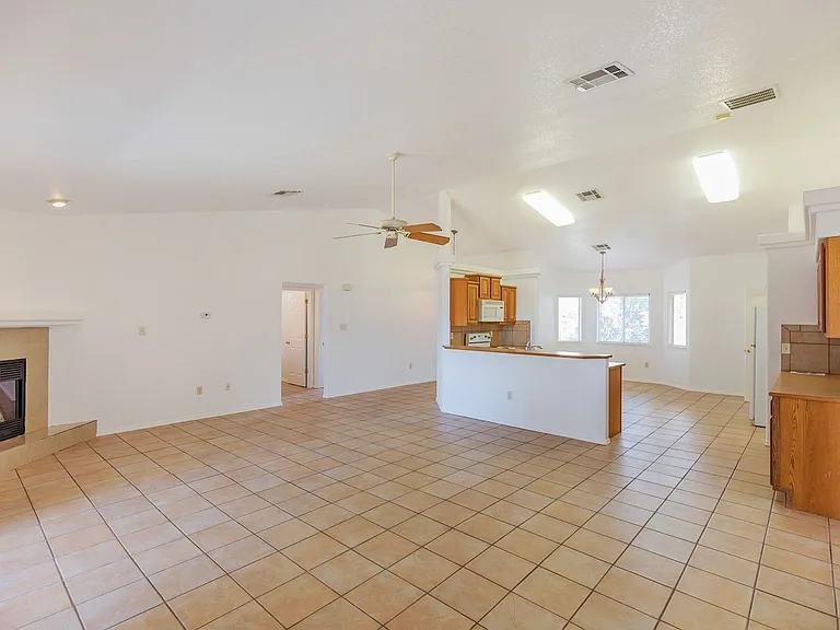 2400 Saguaro Loop — Photo 9