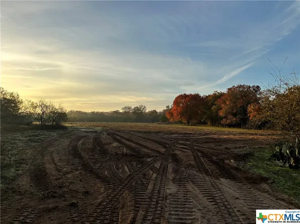 544 Coastal Ln, Luling, TX 78648