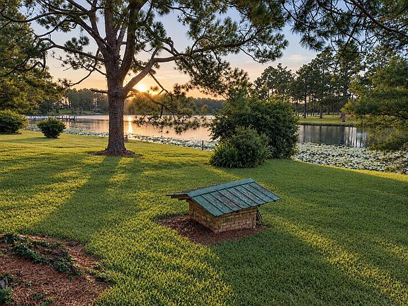 5th image of 991 Pinewood Dr