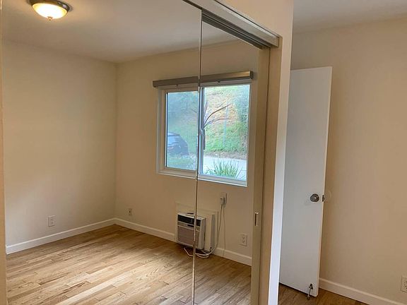 5th image of 4237 Longridge Ave #423